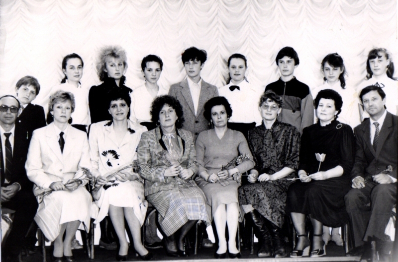 Педагогический коллектив ДМШ и выпускники 1985 года.